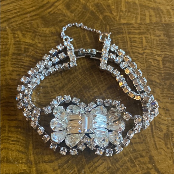 Jewelry - Vintage Beautiful Rhinestone & Silver Bracelet w Ornate Center safety chain